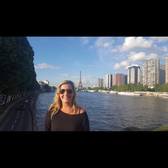 Meet your Posher, Laura - Picture 1 of 1